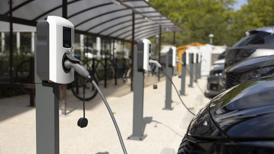 Borne de recharge en entreprise : comment se mettre en conformité avec la loi ?