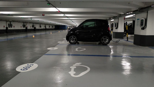 Parkings publics, comprendre la réglementation sur les bornes de recharge