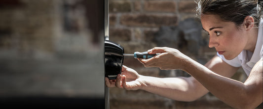 Électriciens certifiés IRVE : un gage de qualité pour l’installation de bornes de recharge