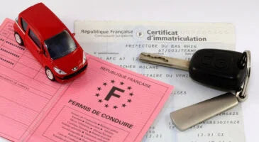 Passer son permis de conduire en voiture électrique : avantages et inconvénients