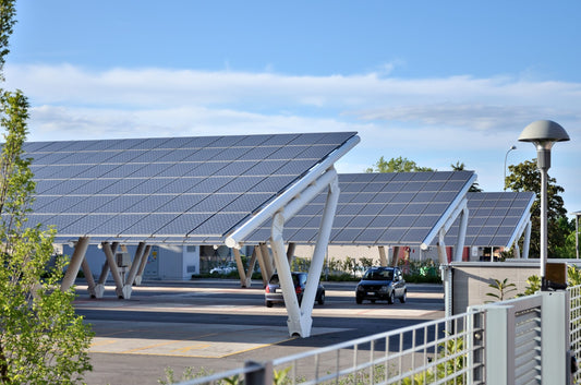 Obligations sur les ombrières photovoltaïques : loi, exception, sanctions