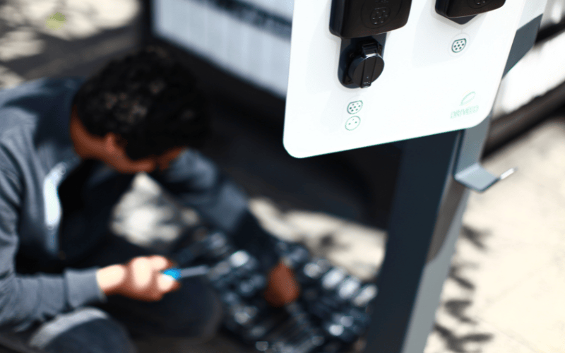 Réparation de la borne de recharge : diagnostic, professionnel à contacter et prix