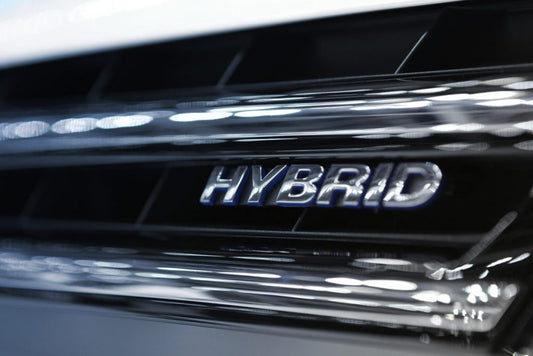 Quelle est la différence entre un véhicule hybride et une voiture hybride rechargeable ?
