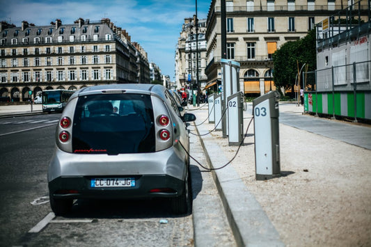 Recharger votre voiture électrique sur la voie publique : options et conseils