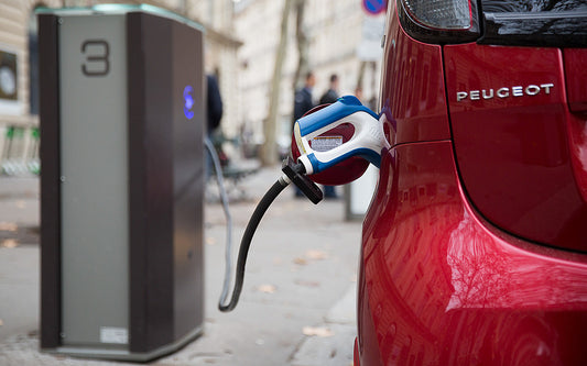 Comment recharger une voiture électrique ? Équipements et astuces