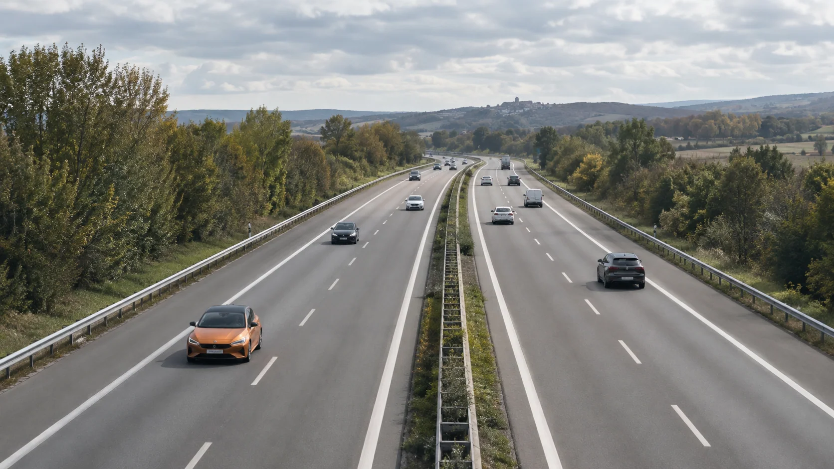Des véhicules circulent sur une autoroute à chaussées séparées.