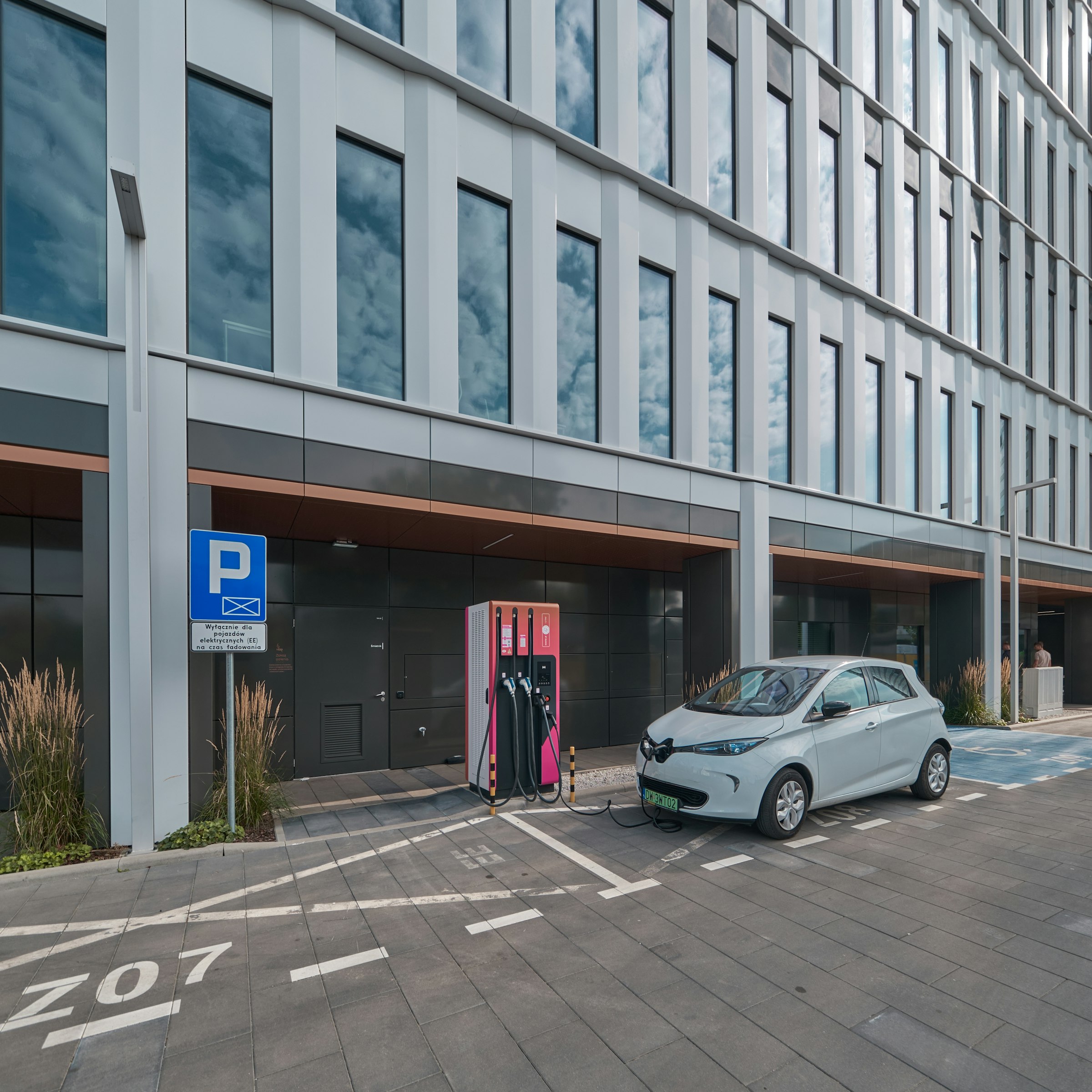 Parc de bornes de recharge sur le parking d’une entreprise, piloté à distance
