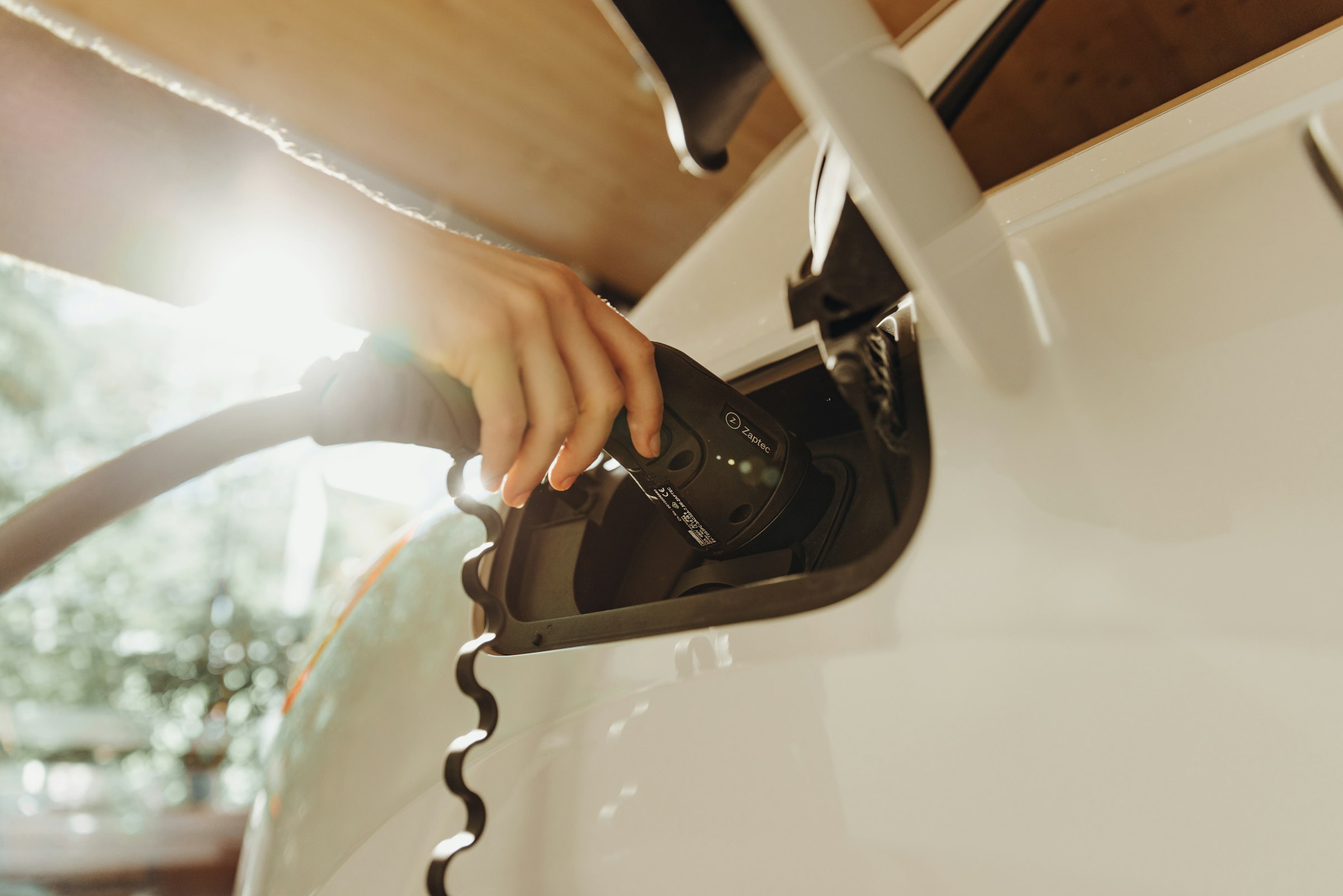 Connecteur branché sur un véhicule de flotte électrique pour la recharge nocturne